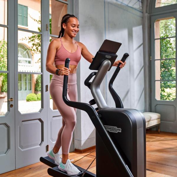 Эллиптический тренажер Technogym Elliptical Привод: Передний / 130 кг / Черный photo 12
