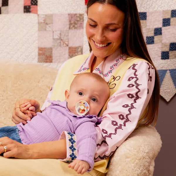 Соска круглая Bibs Studio Colour 12013101  Унисекс / 6 месяцев - 18 месяцев / Латекс / Слоновая кость photo 4 Соска круглая Bibs Studio Colour 12013101  Унисекс / 6 месяцев - 18 месяцев / Латекс / Слоновая кость photo 4