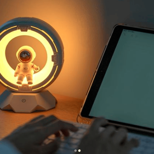 Proiector de stele XO Astronaut Spaceman Tri-color Night Light Pat OZ12 3+ / Brown White photo 6