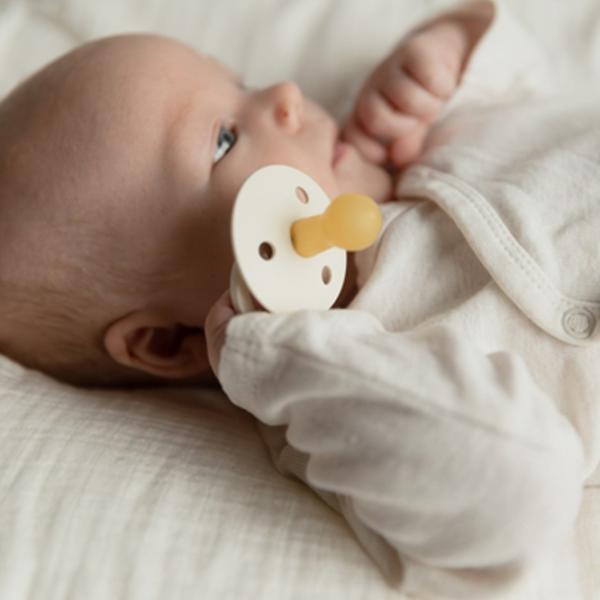 Suzetă cu tetina rotundă Bibs Colour 110460 Unisex / 0 luni - 6 luni / Latex / Ivory photo 4 Suzetă cu tetina rotundă Bibs Colour 110460 Unisex / 0 luni - 6 luni / Latex / Ivory photo 4