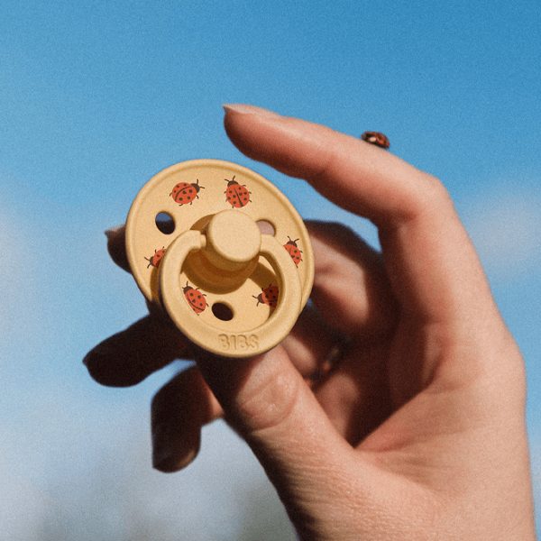 Соска круглая Bibs Studio Colour 11025102 Для девочек / 6 месяцев - 18 месяцев / Латекс / Серо-зеленый photo 6 Соска круглая Bibs Studio Colour 11025102 Для девочек / 6 месяцев - 18 месяцев / Латекс / Серо-зеленый photo 6