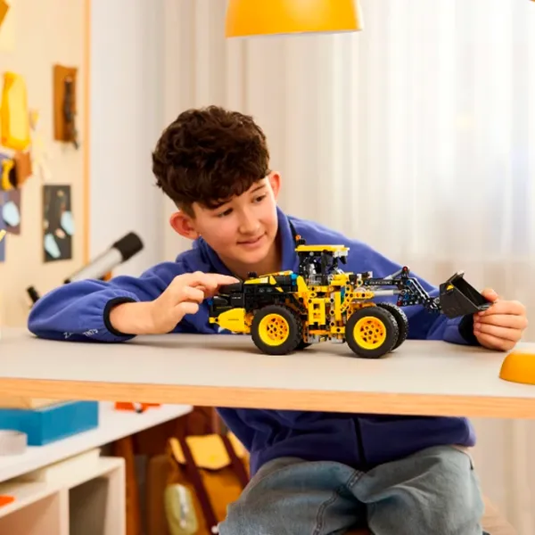 Constructor LEGO Volvo L120 Electric Wheel Loader Transport/ Yellow photo 5