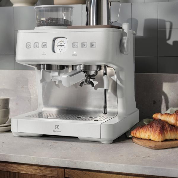 Кофемашина Electrolux E8EC1-8SW Рожковая / 3 л / Белый photo 7