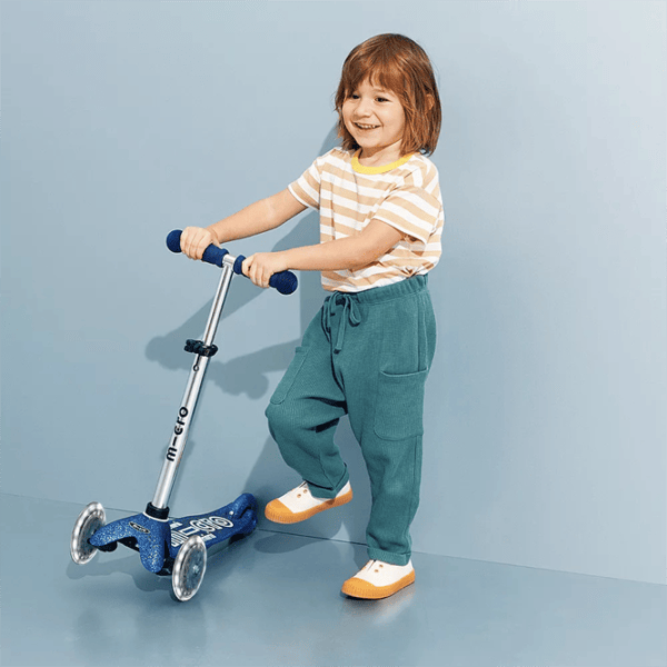 Trotinetă pentru copii cu trei roți Micro Mini Deluxe Foldable LED (MMD219) 50 kg/ Blue photo 7