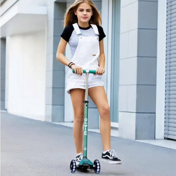 Trotinetă pentru copii cu trei roți Micro Maxi Deluxe ECO LED (MMD170) 50 kg/ Green photo 6