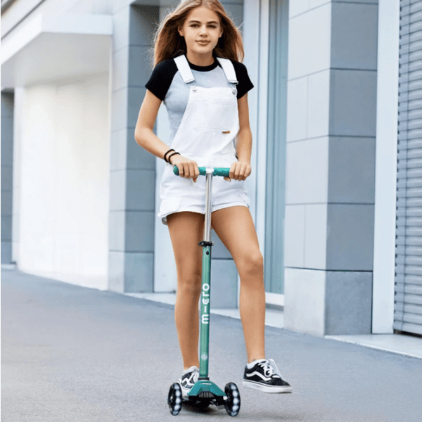 Trotinetă pentru copii cu trei roți Micro Maxi Deluxe ECO LED (MMD170) 50 kg/ Green photo 6