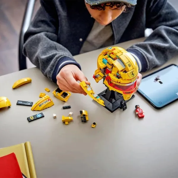 Конструктор LEGO Scuderia Ferrari HP Lewis Hamilton Helmet Классический/ Золото photo 7