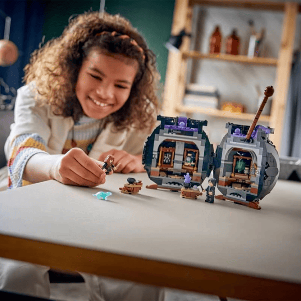 Конструктор LEGO Cauldron Secret Potions Classroom Сцена из фильма/ Черный photo 8