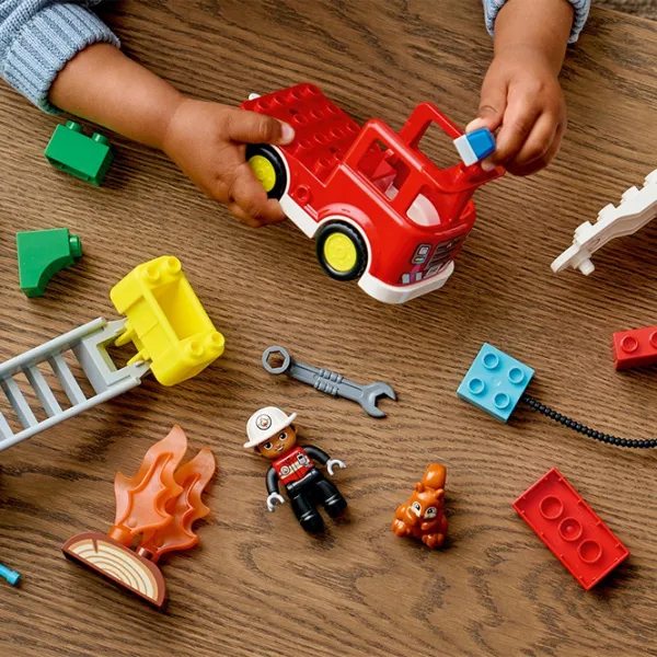 Constructor LEGO Fire Engine with House and Firefighter Pompieri/ Red photo 5