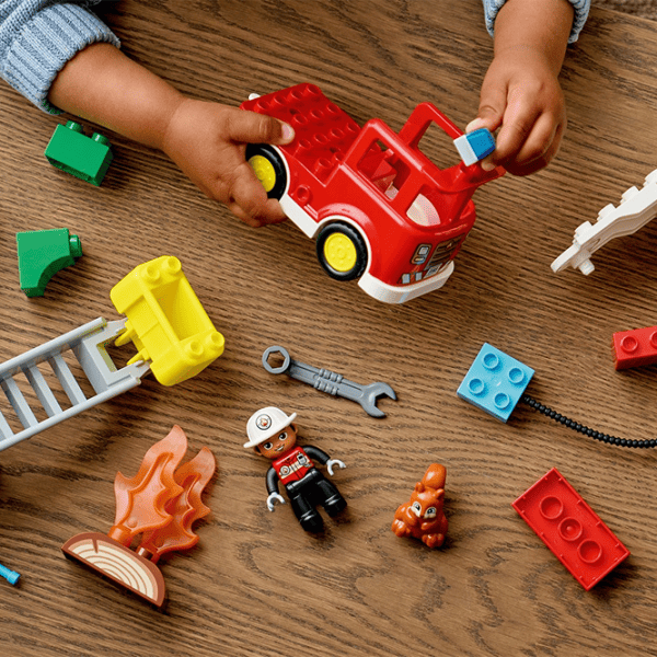 Constructor LEGO Fire Engine with House and Firefighter Pompieri/ Red photo 5