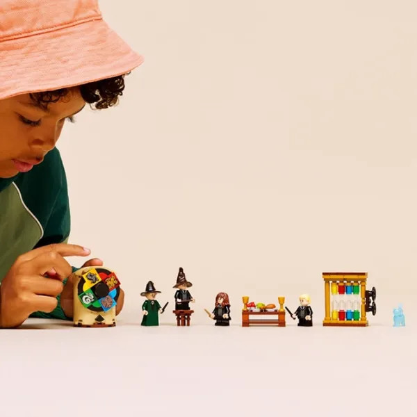 Constructor LEGO Hogwarts Castle: Sorting Hat Ceremony Scenă din film/ Brown photo 6